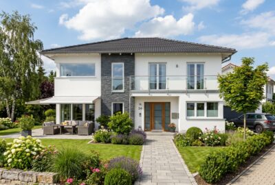 PVC Fenster kaufen – Haus mit großen weißen Kunststofffenstern an schöner Fassade