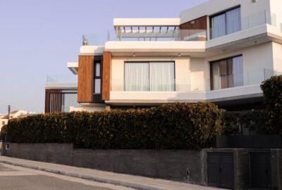 Moderne weiße PVC-Fenster an einem Wohnhaus